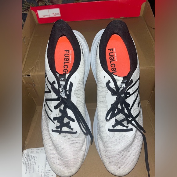 New Balance FuelCell Propel V4 - Picture 2 of 4